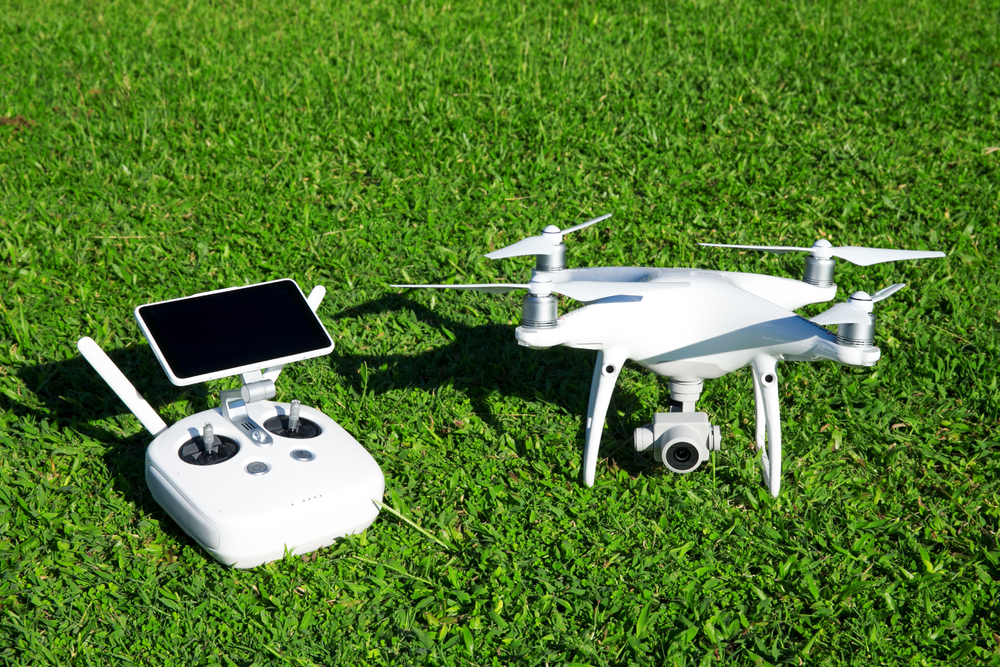 智能翱翔 高分辨率數(shù)碼相機(jī)無(wú)人機(jī)與草地智能手機(jī)遙控的融合革命